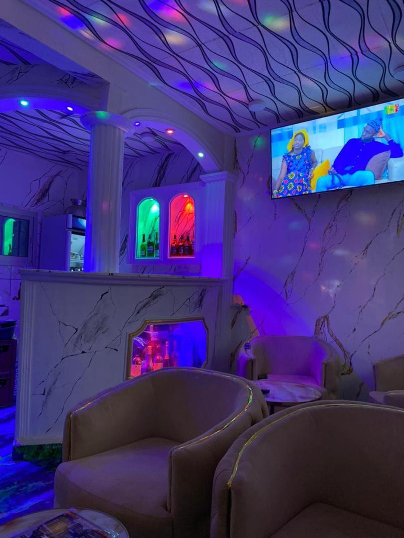 Cave Royale - Chambres-Studios-Apparts Meubles - Logpom Hopithal Des Soeurs Apres Camara Laye Douala Exterior foto