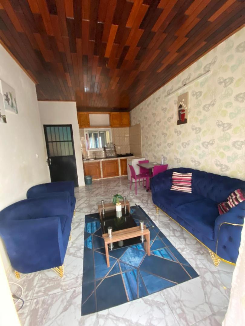 Cave Royale - Chambres-Studios-Apparts Meubles - Logpom Hopithal Des Soeurs Apres Camara Laye Douala Exterior foto