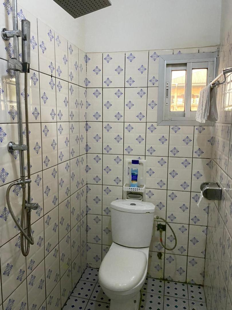 Cave Royale - Chambres-Studios-Apparts Meubles - Logpom Hopithal Des Soeurs Apres Camara Laye Douala Exterior foto