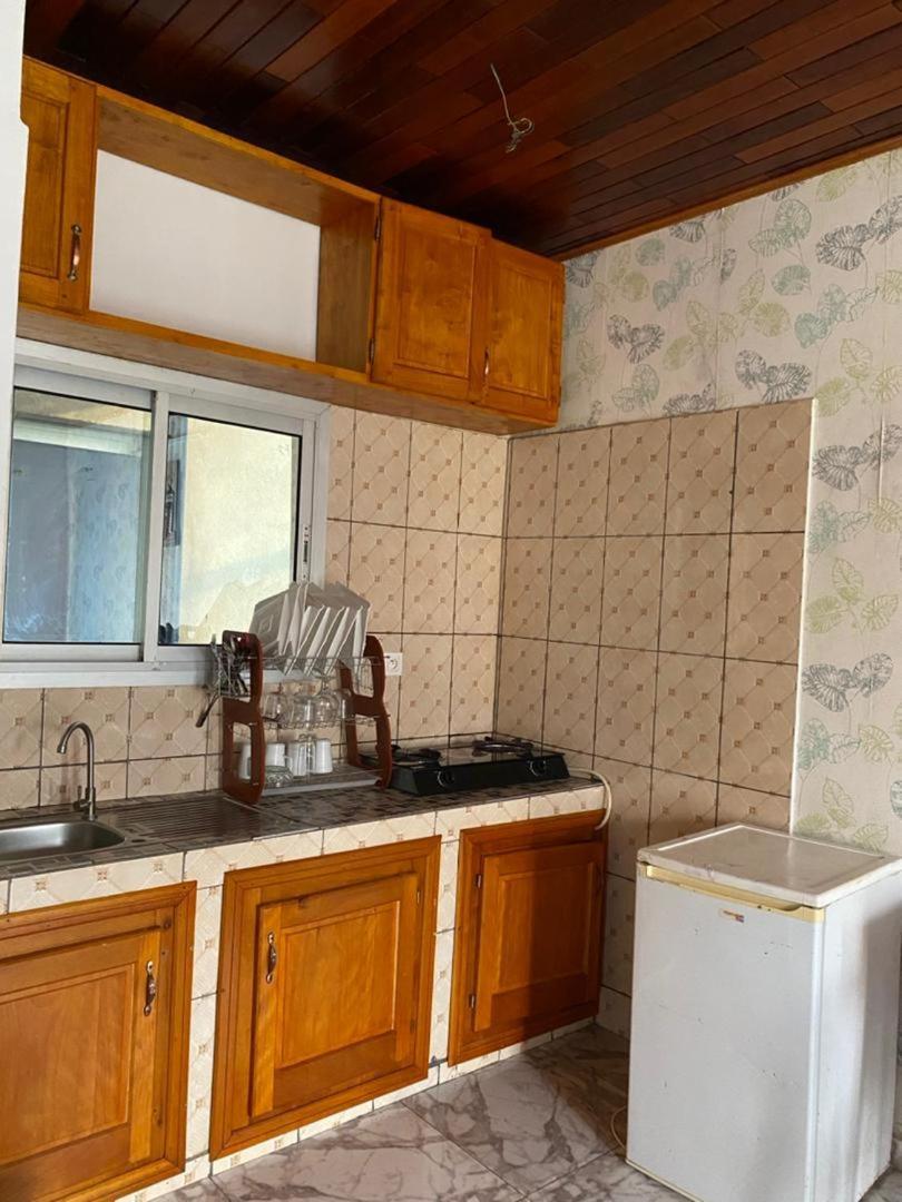 Cave Royale - Chambres-Studios-Apparts Meubles - Logpom Hopithal Des Soeurs Apres Camara Laye Douala Exterior foto