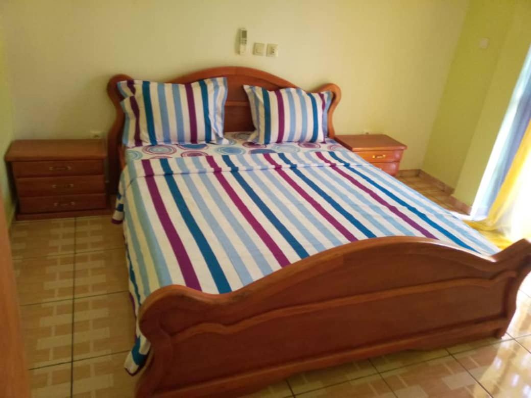 Cave Royale - Chambres-Studios-Apparts Meubles - Logpom Hopithal Des Soeurs Apres Camara Laye Douala Exterior foto
